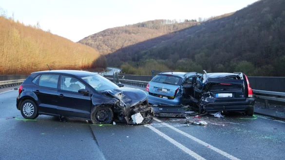 Vier Autos stoßen Freitagmorgen auf der glatten B1 bei Kohlstädt zusammen. Eine 48-Jährige stirbt bei der Kollision. - © Freitag TV