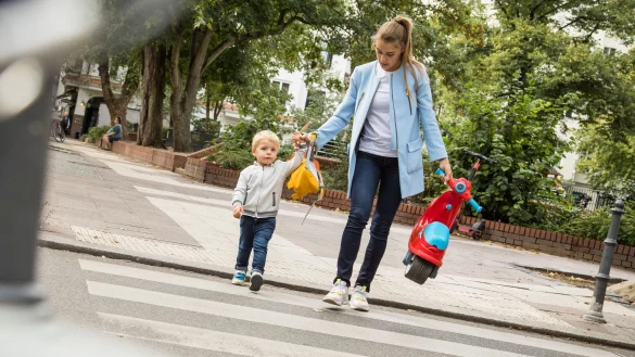Zuzahlung ab 35 Betreuungsstunden: Dieser neue Beitrag ist Teil eines vertraulichen Eckpunktepapieres des Landes. In den Augen unserer Autorin ist es in diesem Fall mit der Chancengleichheit endg&uuml;ltig vorbei. - &copy; Christin Klose/dpa-tmn