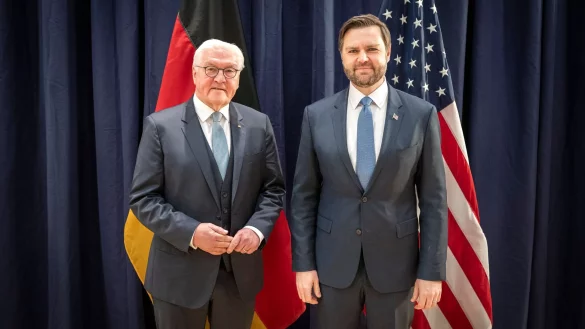 Gegens&auml;tzliche Ansichten: Bundespr&auml;sident Frank-Walter Steinmeier (l.) trifft auf der M&uuml;nchner Sicherheitskonferenz mit US-Vizepr&auml;sident J.D. Vance zusammen. - &copy; Guido Bergmann/Bundesregierung/d