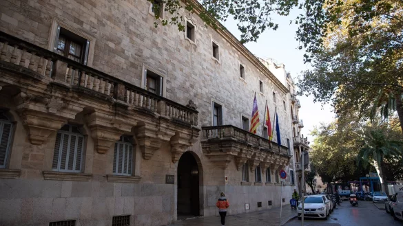 Im Landgericht von Palma wird ein Verdächtiger wegen der Ermordung eines Bad Oeynhausener am Oktober 2022 angeklagt. - © Clara Margais/dpa