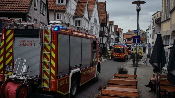 Die Feuerwehr war mit mehreren Einsatzfahrzeugen vor Ort. - © Till Sadlowski