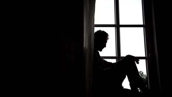 Eine Depression kann einen Menschen sehr verändern. Auch Angehörige leiden darunter, wenn ein geliebter Mensch daran erkrankt. (Archivbild) - © Sina Schuldt/dpa