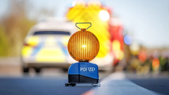 Die Polizei musste eine Richtungsfahrbahn auf der A44 nahe Paderborn sperren. (Symbolbild) - © Friso Gentsch/dpa