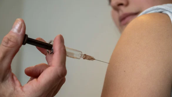 Krebsprävention: Die HPV-Impfung verhindert eine Infektion mit Humanen Papillomviren, die bösartige Tumore auslösen können – bei Mädchen und Jungen. Doch die Impfraten sind rückläufig. - © Stefan Puchner/dpa