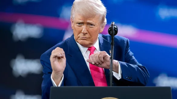 US-Pr&auml;sident Donald Trump tanzt w&auml;hrend einer Rede: Seine Wahl ver&auml;ndert auch f&uuml;r Deutschlands Sicherheit alles. - &copy; Jose Luis Magana/AP/dpa