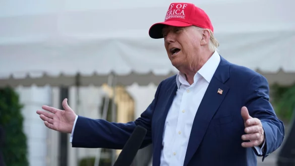 Auf der Kappe von US-Pr&auml;sident Donald Trump steht "Golf von Amerika" geschrieben. - &copy; Mark Schiefelbein/AP/dpa