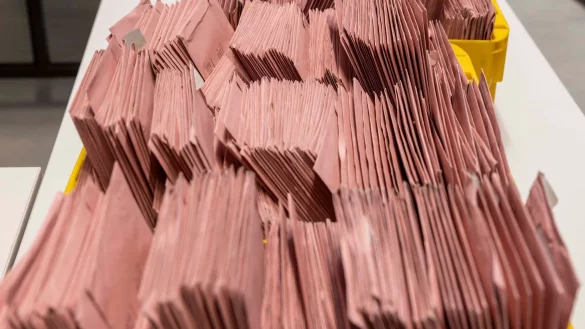 Briefwahl-Umschläge sind in mehrere Boxen einsortiert worden. (Archivfoto) - © Helmut Fricke/dpa