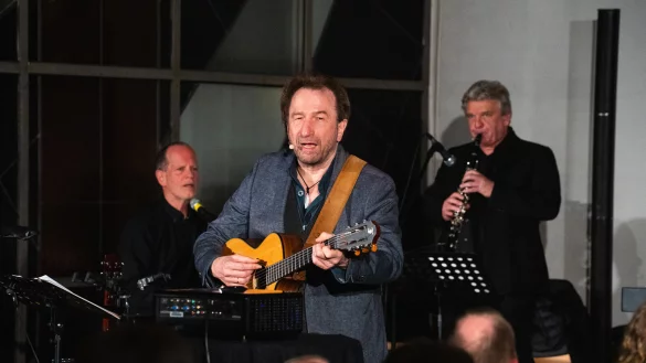 Der Schweizer Pianist David Pl&uuml;ss, Clemens Bittlinger und Matthias D&ouml;rsam (von links) brachten die G&auml;ste in der Kirche zum Tr&auml;umen. - &copy; Christian Kutsche
