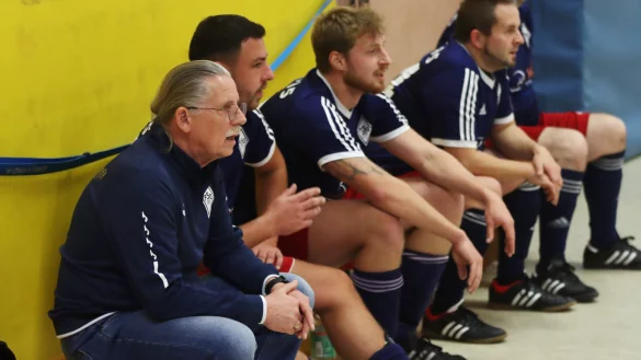Trainer Uwe Flöß mit (weiter von links) Kevin Pazur, Robin Rissel und Julian Piotrowski auf der Bank in der Sporthalle am Werreanger. - © Sebastian Lucas