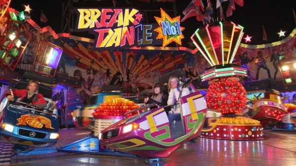 Es ist wieder soweit: Nicht nur die gro&szlig;en neuen Fahrgesch&auml;fte, auch Klassiker wie der &bdquo;Break Dance" locken vor allem Jugendliche auf den Kronenplatz zur Andreasmesse. - &copy; Archivfoto: Bernhard Preuss