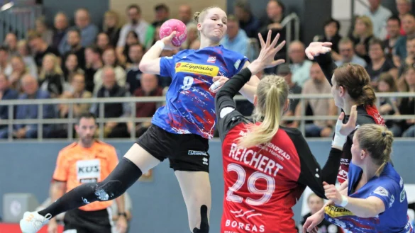 Blombergs R&uuml;ckraumspielerin Nieke K&uuml;hne steigt im Bundesliga-Duell mit dem Th&uuml;ringer HC hoch und zieht ab. - &copy; Oliver K&ouml;nig