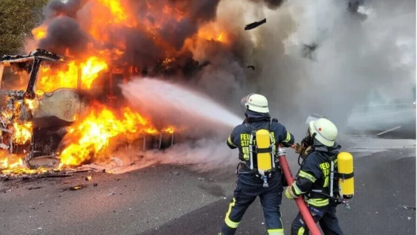 Ein Lkw ist auf der A2 v&ouml;llig ausgebrannt. - &copy; Feuerwehr Vlotho