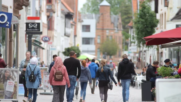 In der Fu&szlig;g&auml;ngerzone in Lemgo sind teilweise wieder genauso viel Leute wie vor der Corona-Krise unterwegs. Hier ein Foto von der Mittelstra&szlig;e. - &copy; Jens Rademacher