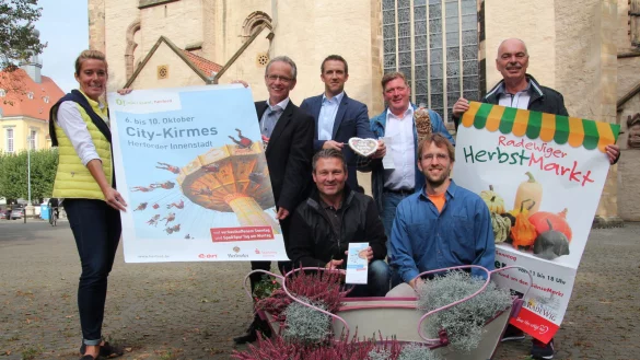 Die Macher: Christina Meyer (Sparkasse Herford, von links), Peter Lohmeyer (Herforder Brauerei), Frank H&ouml;lscher (Pro Herford), Dirk K&uuml;chenmeister (Mitteldeutscher Schaustellerverband), Friedel Ahlmeyer (ISG Radewig) sowie (vorne von links) Michael Sch&auml;fer (Pro Herford) und Wolf-Dieter Otto (Buchhandlung Otto). - &copy; Christina R&ouml;mer
