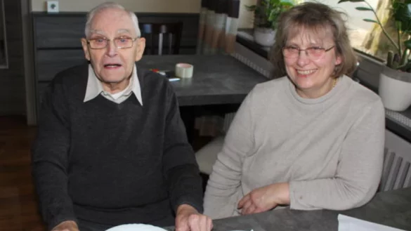 Zeitzeuge: Als Gastwirt im &bdquo;H&ouml;rster Krug" hat Wilhelm Ostmann die Geschichte des Dorffestes seit der Nachkriegszeit selbst miterlebt. Seine Tochter Eleonore Hoffmann bereitet stets die So&szlig;e f&uuml;r die traditionelle Rinderwurst.&nbsp; - &copy; Udo Zantow