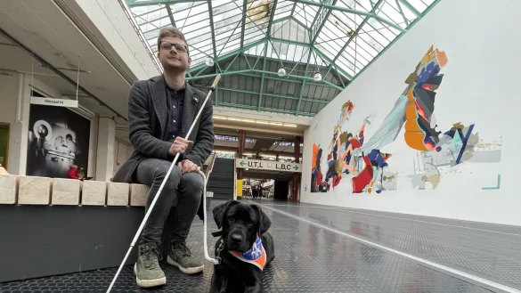 Jonas Schlingmann und sein Blindenf&uuml;hrhund Milo sind in der Universit&auml;t Bielefeld immer gemeinsam unterwegs. In der gro&szlig;en Halle allerdings nicht so gerne, weil der Boden dem 19-J&auml;hrigen die Orientierung erschwert, - &copy; Carolin Nieder-Entgelmeier