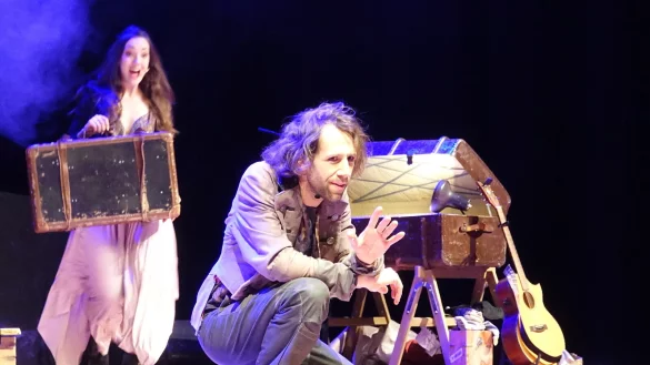 Cortes (vorn) &ouml;ffnet einen Koffer voller Geheimnisse; hinten Felice. - &copy; Axel B&uuml;rger