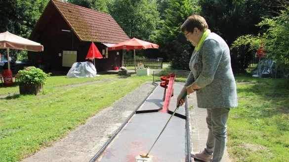 F&uuml;r Heidemarie Lippek ist es die letzte Saison auf der Minigolfanlage im Kurpark Schieder. - &copy; Kirsten Fuhrmann