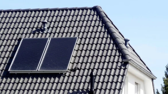 Nach dem Winter sollte die Solaranlage &uuml;berpr&uuml;ft werden - &copy; Foto: Andrea Warnecke/dpa-tmn