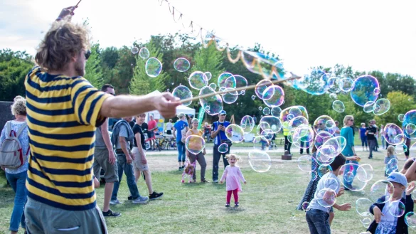 Seifenblasenk&uuml;nstler S&ouml;ren Niemann macht den Kindern auf dem Familienfest viel Freude. Generell wird Detmold als sehr familienfreundlich bewertet &ndash; insbesondere wegen des Betreuungs- und Bildungsangebotes sowie bezahlbaren Wohnraums. - &copy; Raphael Bartling
