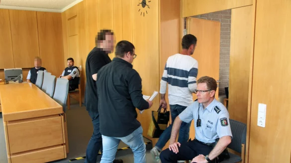 Schluss: Nach knapp 20 Minuten wird die Verhandlung beendet, die Zeugen gehen aus dem Saal. Die Anklagebank ist leer geblieben. Die unkenntlich gemachten Personen hatten um Anonymisierung gebeten. - © Bernhard Preuss