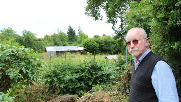 Norbert Blums Haus grenzt an die Schreberg&auml;rten am Ostring. Er will, dass die Stadt endlich etwas gegen die Rattenplage unternimmt. - &copy; Seda Hagemann