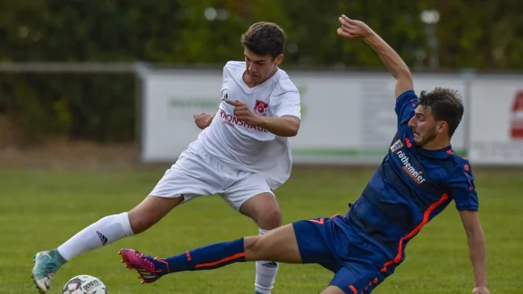 Starkes Tackling: Hart bedr&auml;ngt wird hier der Bexterhagener Abwehrspieler Eric W&ouml;hler (links) vom Kalldorfer Alex Metzlaf. - &copy; Egon Penner