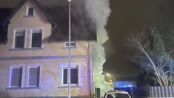 Durch den Kellerbrand wurden mehrere Menschen verletzt. - © Feuerwehr Minden