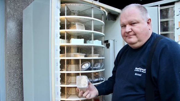 Angelprofi Michael Schling bef&uuml;llt seinen K&ouml;derautomaten an der W&uuml;lferm&uuml;hle mit frischen Maden.&nbsp; - &copy; Heidi Stork