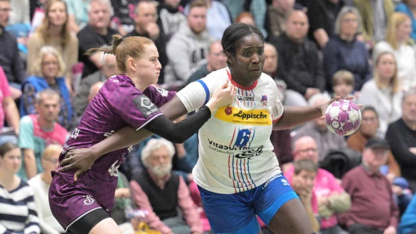 Laetitia Quist zieht an ihrer Gegenspielerin vorbei. - © Eibner-Pressefoto/Tobias Baur