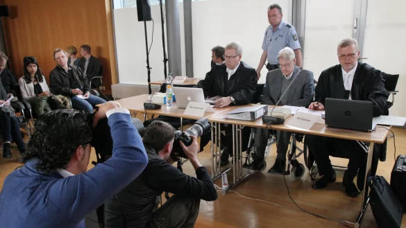 Der Angeklagte Reinhold Hanning zu Verhandlungsbeginn am achten Prozesstag im Gerichtssaal. - © Bernhard Preuß