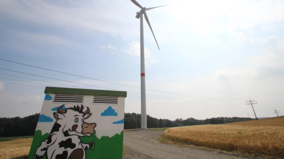 Das Bild zeigt eines der drei Windr&auml;der, die bereits zwischen Bavenhausen, Brosen und Henstorf stehen. - &copy; Jens Rademacher