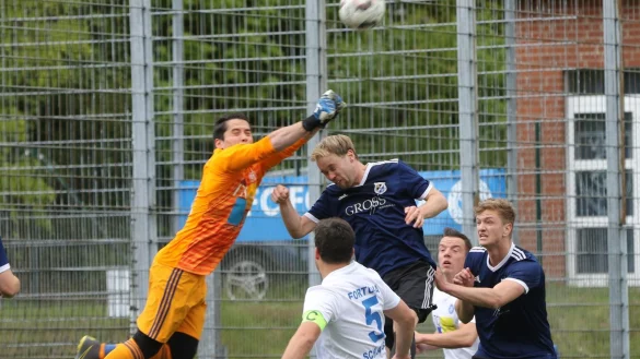 Herr des F&uuml;nf-Meter-Raumes: Schlangens Torwart Volkan Capaci boxt den Ball vor den Gegenspielern Christoph R&uuml;schenp&ouml;hler und Jannik Sprengelmeyer (rechts) aus der Gefahrenzone. Fortuna-Kapit&auml;n Yannik Vukadinovic braucht nicht mehr zu einzugreifen. - &copy; Oliver K&ouml;nig