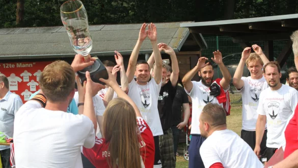 So feierte der Post-TSV den Kreispokalsieg: Kapit&auml;n Johann Felker pr&auml;sentiert den Pokal. - &copy; Sebastian Lucas