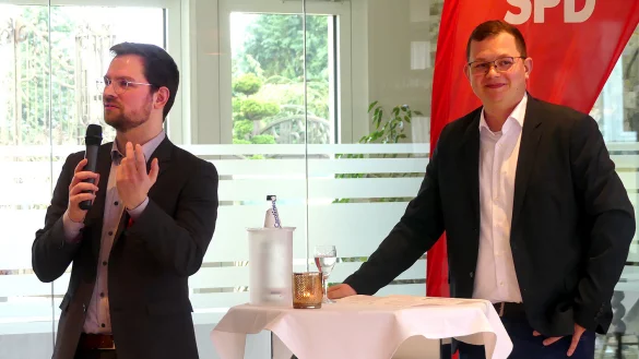 Der Vorsitzende des SPD-Stadtverbands, Robin Meier (links), und der Bundestagskandidat Julien Thiede beim Neujahrsempfang der SPD. - &copy; Rudi Rudolph