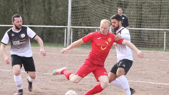 In Bedr&auml;ngnis: Der Nieheimer Robert Wezorke setzt sich gegen Akin Cam vom TSV Horn&nbsp; (rechts) durch. Im Hintergrund: Keeper Mehmet Akin. - &copy; Sebastian Lucas
