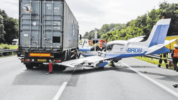 Ungew&ouml;hnlicher Anblick: Bei der Landung ber&uuml;hrte das Flugzeug einen entgegenkommenden Sattelzug Lastwagen und drehte sich, die Tragfl&auml;chen und der Lkw wurden leicht besch&auml;digt. Der Pilot und der Lkw-Fahrer blieben unverletzt. - &copy; Andreas Eickhoff