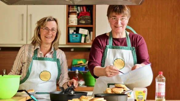 Für Marlies Witte (links) und Christiane Lampenscherf von der Landfrauen-Ortsgruppe Lemgo-Schötmar-Kirchheide/Wüsten gehört der Pickert zu Lippe wie das Hermannsdenkmal und die Externsteine. - © Heidi Stork