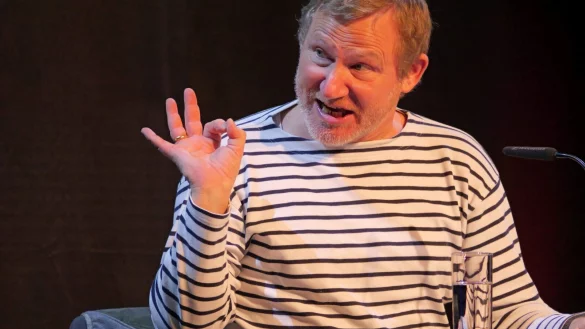 Wenn Overbeck kommt. Roland Jankowsky fesselt seine Zuh&ouml;rer in der Stadthalle mit einer Lesung humorvoller Kurzkrimis. - &copy; Thomas Kr&uuml;gler