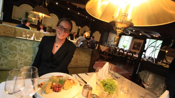 Internationale Gerichte bei urigem Charme: Nadine Kampwerth, Restaurantmanagerin der Klosterpforte, im hauseigenen Restaurant Klosterstübchen. - © Tobias Schreiner