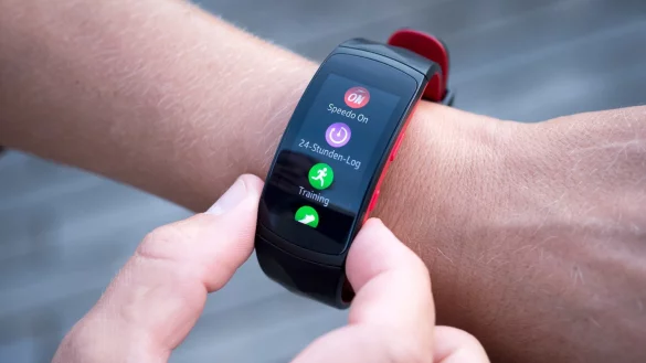 Samsungs Fitness-Tracker Gear Fit2 - &copy; Foto: Alexander Heinl/dpa-tmn