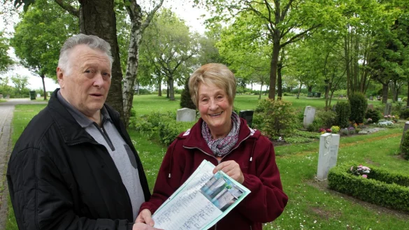 Heinz und Christel Bäz mit Unterschriftenliste und Stelenbild im oberen Bereich des Friedhofs Spork-Eichholz. Auf der Fläche im Hintergrund könnten sie sich Urnenstelen gut vorstellen. - © Bernhard Preuß