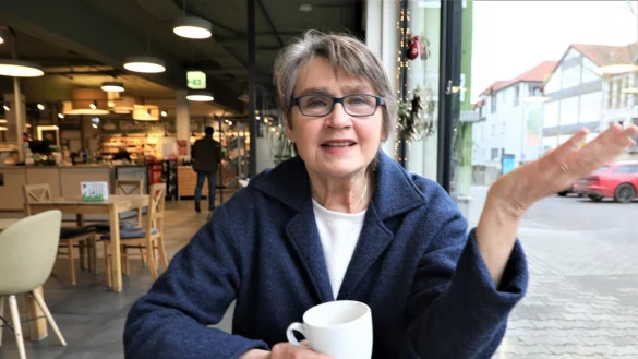 Anne Rehrmann im Gespr&auml;ch bei einem Milchkaffee im Bioladen in Warburg. - &copy; Simone Fl&ouml;rke