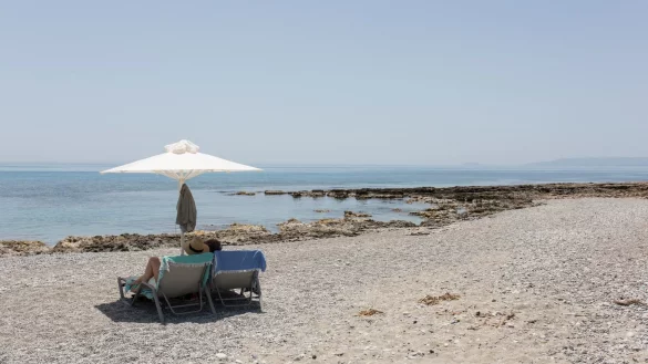 Touristen in Griechenland - &copy; Foto: Socrates Baltagiannis/dpa