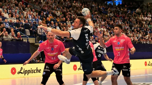 Im Hinspiel flog Jan Brosch noch unwiderstehlich an Lenny Rubin (links) und Achilleas Toskas vorbei. - © Jörg Hagemann