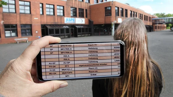 Per Handy: An der Gesamtschule kann der Stundenplan samt Ausfallstunden online abgerufen werden. - &copy; Vera Gerstendorf-Welle