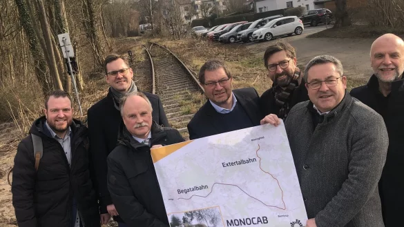 Sie stellen die Potenzialanalyse vor (von links): Daniel Brinckmann vom Verkehrsverbund Ostwestfalen-Lippe, Lages Bürgermeister Matthias Kalkreuter als Aufsichtsratsvorsitzender der Kommunalen Verkehrsgesellschaft Lippe (KVG) Prof. Dr. Thomas Schulte und Prof. Dr. Stefan Witte von der TH OWL, KVG-Geschäftsführer Achim Oberwöhrmeier, Landrat Dr. Axel Lehmann und Thorsten Försterling, Monocab-Ideengeber und Pressesprecher. - © Martin Hostert