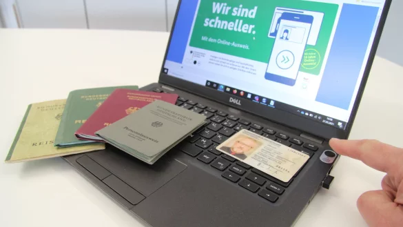 Evolution der Ausweise: Vom papiernen B&uuml;chlein bis zur Plastikkarte mit holografischen Elementen und digitalen F&auml;higkeiten sind P&auml;sse und Personalausweise &uuml;ber die Jahrzehnte stetig sicherer geworden. Ab dem 1. August wird im Personalausweis der Fingerabdruck als zus&auml;tzliches Identit&auml;tsmerkmal gespeichert. - &copy; Dieter Asbrock