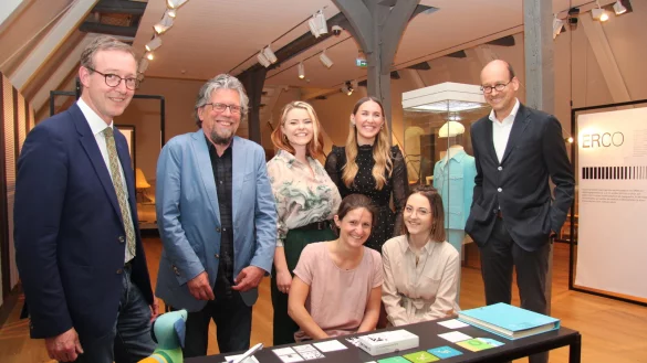 Museumsdirektor Dr. Michael Zelle, Prof. Ulrich Nether, die Studentinnen Florine Schmitt, Sarah Belke, Veronika Schmidt, Lara Piche und Prof. Dr. Andreas Vetter schauen sich ausgew&auml;hlte Exponate an, die Otl Aicher kreiert hat. - &copy; Cordula Gr&ouml;ne