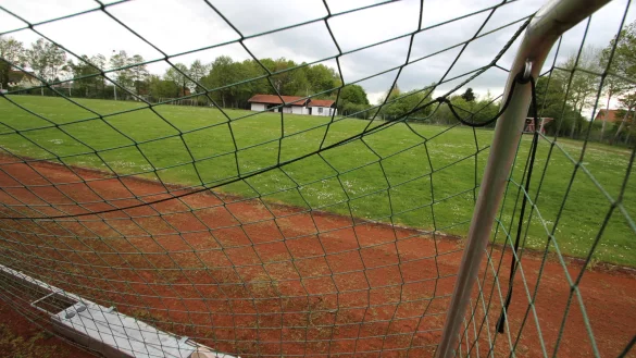 Der SuS Stemmen/Varenholz m&ouml;chte seinen Sportplatz umgestalten. Fest steht bereits, dass ein Calisthenics-Fitnessparcours kommen wird. Au&szlig;erdem m&ouml;chte der Verein das Spielfeld verkleinern. - &copy; Jens Rademacher